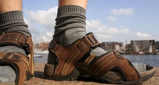 http://www.leglobetrotteur.fr/wp-content/uploads/2015/05/chanclas-con-calcetines.jpg