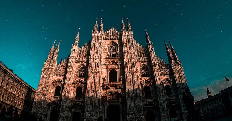 Contre plogée sur le dôme de Milan en Italie