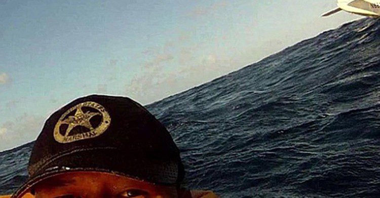 Homme en train de prendre une photo lors de son sauvetage