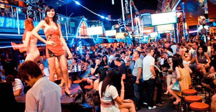 Bar à Phuket avec danseuses sur le bar 