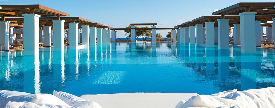 Vue sur piscine avec construction simulant architecture antique