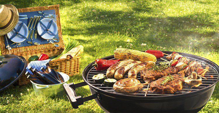 Barbecue avec un panier repas (Istock)