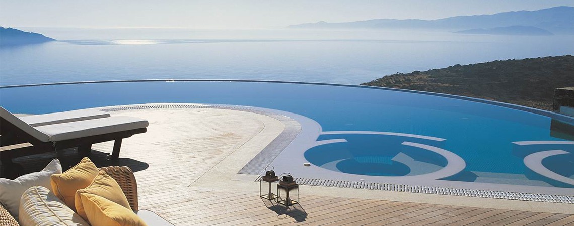 Vue panoramique sur piscine avec fond de mer