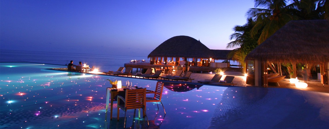 Magnifique vue sur piscine la nuit