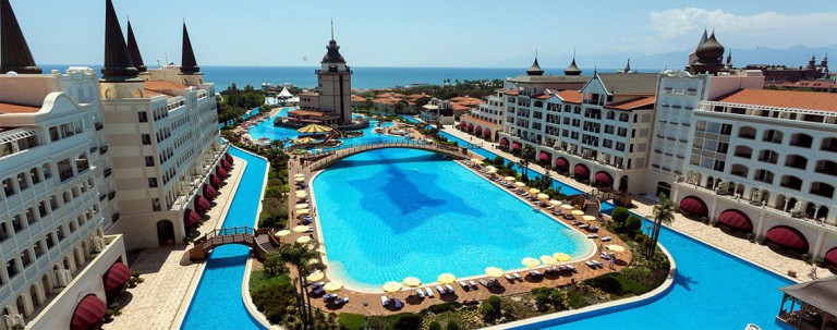 Grande piscine dans hôtel
