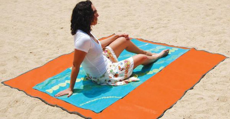 Serviette anti-sable, objet indispensable d'un été réussi (Istock)