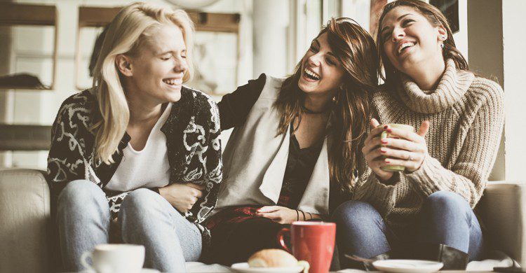 Copines discutant autour d'un café (Istock)