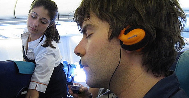 Homme en train de dormir pendant son vol (flickr)