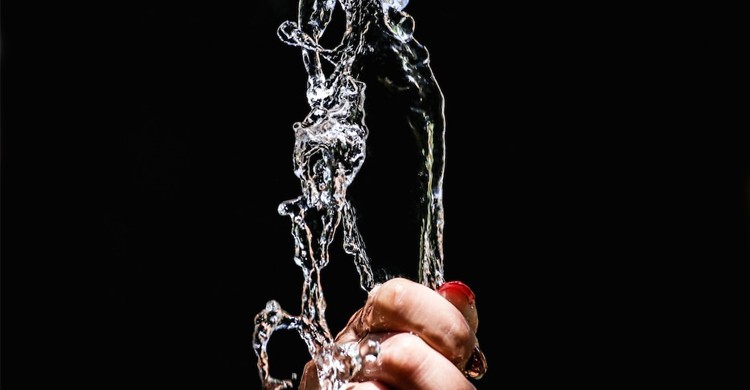 Renverser de l'eau - linternaute