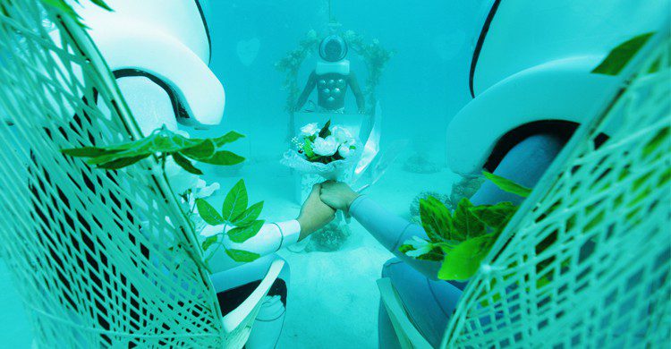 Jeunes personnes en train de se marier sous l'océan (wedotahiti.com)