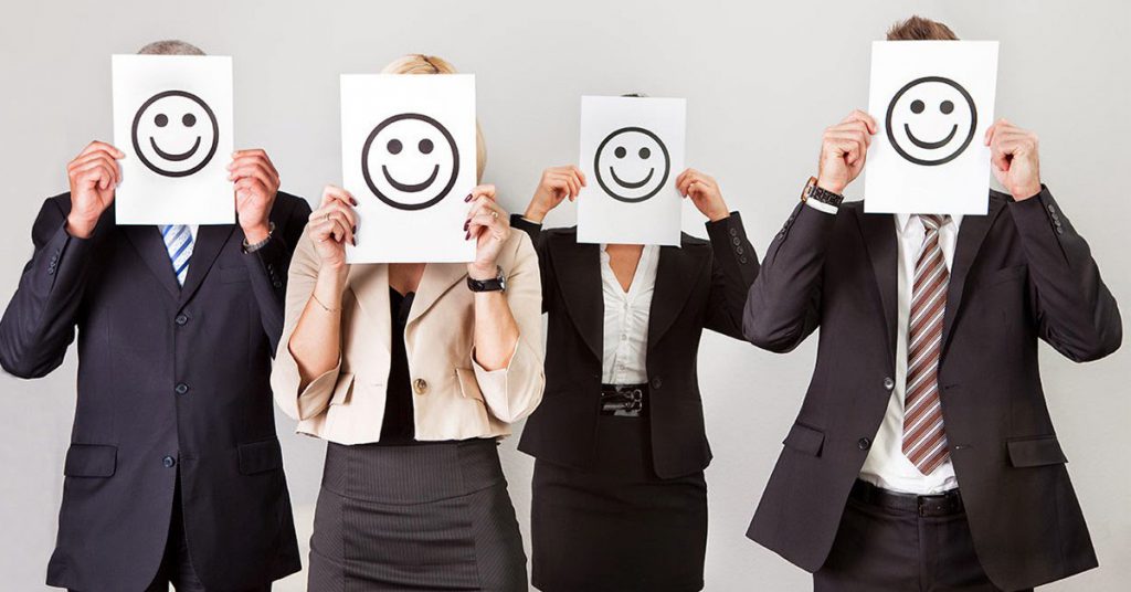 Souriant au travail - soocurious.com