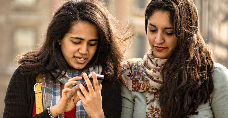 Jeunes avec smartphone (Flickr)