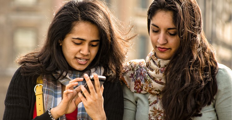 Jeunes avec smartphone (Flickr)