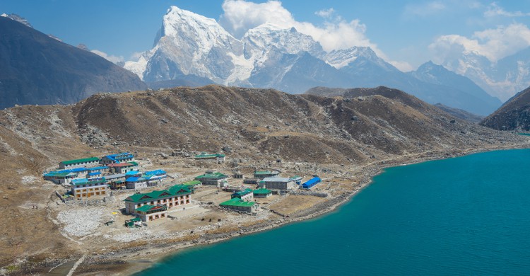 Le Gokyo RiCertes, gravir cette impressionnante montagne de la chaîne de plus de 5 300 mètres de l'Himalaya est une aventure à part entière, mais la vue qui vous attend à son sommet est simplement à couper le souffle. Un incontournable pour tous les trekkeurs qui viennent arpenter le Népal.