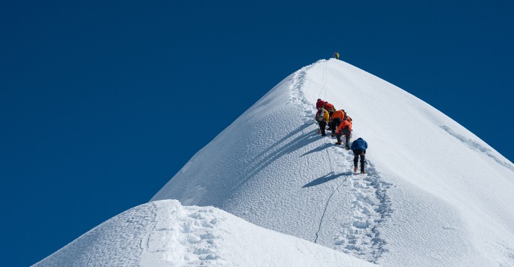 Le KangchenjungaLe Kangchenjunga est le troisième plus haut sommet du monde, culminant à 8 586 mètres. Les alentours sont composés d'une nature magnifique et préservée entre alpages et champs de rhododendrons, le tout entouré de glaciers à la pureté extrême. Tout simplement mythique !