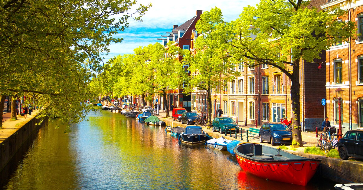 <b>Amsterdam</b><br><br>  Plus connu pour la fête, Amsterdam n'est pourtant pas en reste question romantisme. Tout le cœur de la ville est un vaste ensemble piéton sillonné des fameux canaux. L'architecture des bâtiments invite au respect avec ses édifices en belles briquettes et les nombreux musées (Rijksmuseum et musée Van Gogh en autre) vous donneront l'occasion de mêler escapade en tête à tête et visite culturelle. Partez à la découverte du Dam, cette immense place centrale d'Amsterdam et foncez découvrir Jordaan qui est simplement LE quartier bobo-chic du moment. Et des cafés bruns en passant par les bonnes petites tables locales, vous trouverez toujours de quoi vous régaler.