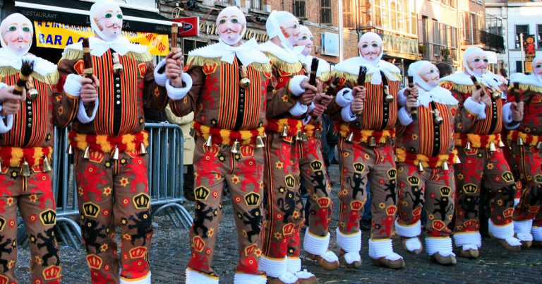 Binche Le carnaval de Binche en Belgique est inscrit au patrimoine mondial de l'Unesco depuis 2003. Défilés des fameux "Gilles" au masque de cire, bals, banquets et feux d'artifices sont au programme pour ce carnaval qui est réputé pour son respect des traditions. Il se déroulera les 26, 27 et 28 février.