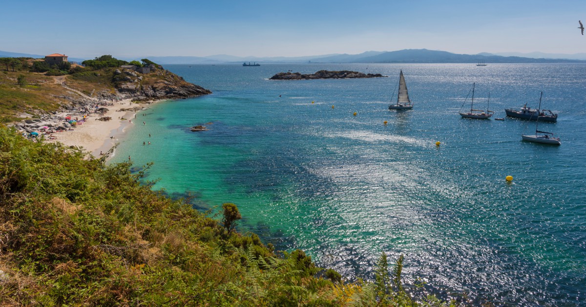 Les îles Cies En Espagne, dans la région qu'est la Galice plus exactement, les plages des îles Cies sont à couper le souffle. Sur cet archipel situé dans le nord-ouest du pays, les plages sont d'une pureté à peine croyable avec leur sable à la blancheur éclatante, l'eau d'un bleu profond et le vert dense de la forêt en arrière-plan. Bonus, les plongées y sont fantastiques car les fonds marins sont protégés.