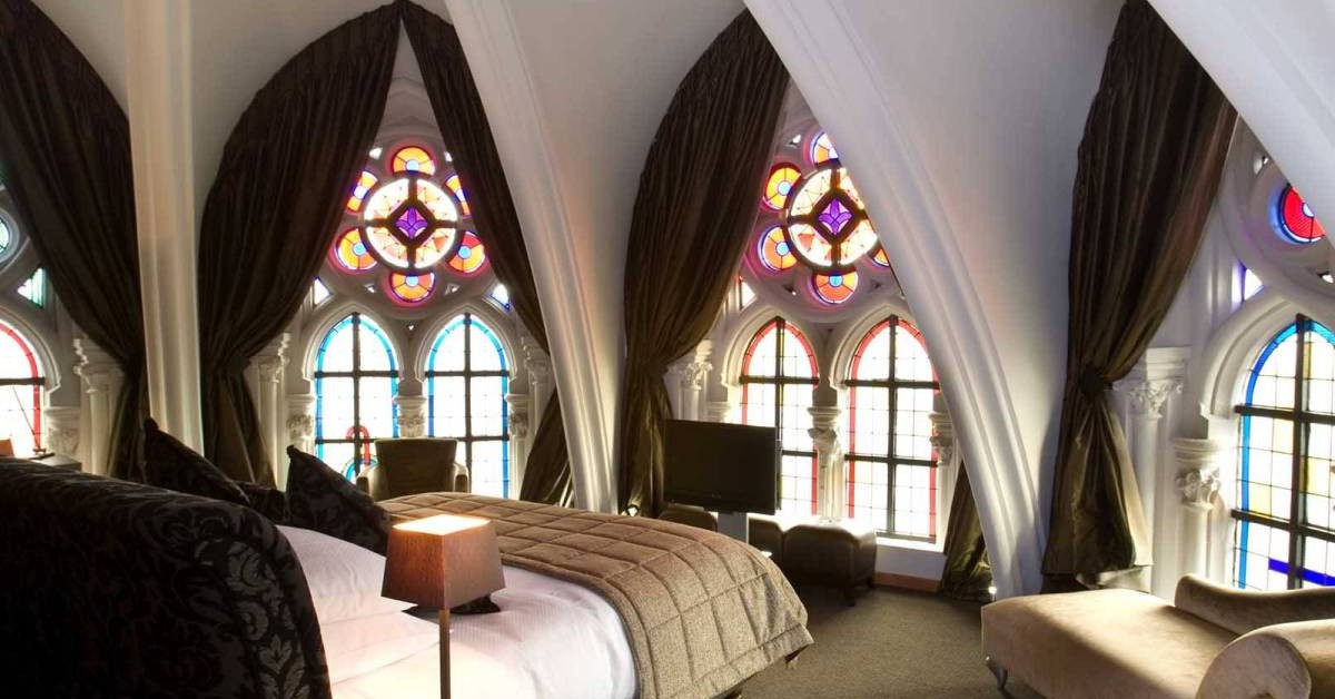 Dans une église Recueillement et calme assurés au Martin's Patershof église Hôtel, cet hôtel situé en Belgique. Tout l'édifice religieux a conservé son architecture extérieure intacte et l'intérieur quant à lui a été quelque peu modifié : la nef est ainsi devenue le restaurant de l'établissement et une chambre haut de gamme a été créée au sommet de l'église.