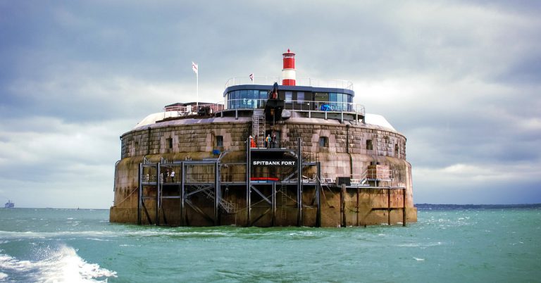 Dans un fort militaire Flottant sur l'eau, l'ancien fort militaire Spitbank Fort a été construit à l'époque au large des côtes de la ville anglaise de Portsmouth pour résister aux attaques de Napoléon III. Il est devenu depuis un hôtel pas comme les autres avec 8 chambres et une piscine chauffée sur le toit de cet ancien bunker flottant. Un spot à 360° qui offre une vue panoramique sur le Solent, ce bras de mer qui sépare l'île de Wight des côtes anglaises.