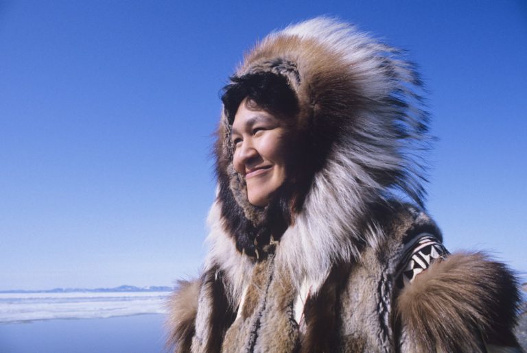 La première Reine des neiges Au début des années 20, Ada Blackjack embarque pour une expédition sur l’île Wrangel (océan Arctique) en tant que couturière et cuisinière aux cotés de 4 hommes. Organisé par l’explorateur Stefansson, ce voyage visait à faire du repérage sur l’île pour savoir comment en faire un domaine touristique. Or, les réserves de nourritures se montrent plus maigres que prévues et pendant l’hiver, un an après leur départ, 3 hommes partent à pied sur la mer gelée pour aller chercher du secours. Ils laissent donc Ada et le 4ième homme atteint du scorbut sur l’île. Les hommes n’arriveront jamais à destination et ce ne sera qu’en août 1923, 5 mois après le décès du 4ième homme qu’Ada sera secourue. Elle survécut en attrapant des phoques et des oiseaux (notamment avec des pièges improvisés), des racines, des algues, et des poissons. Une vraie guerrière…