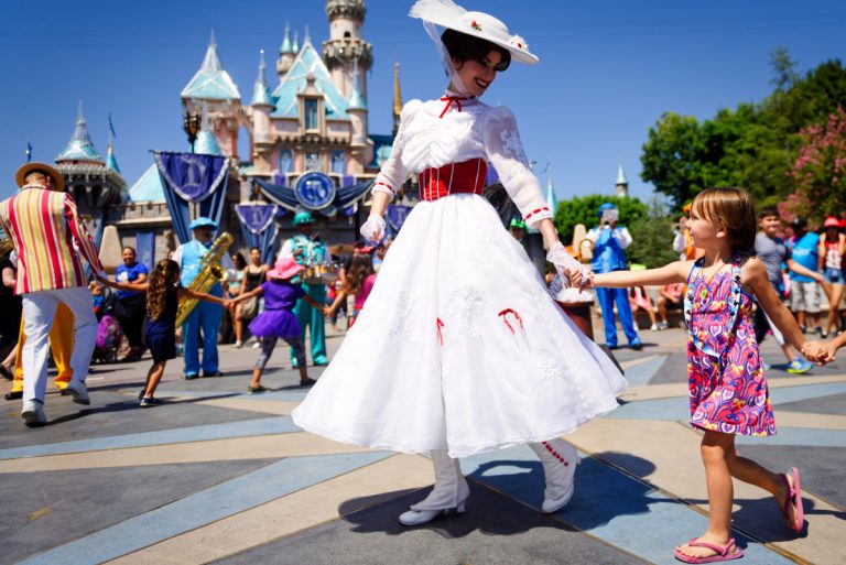 Disneyland   Disneyland se trouve à l'extérieur de la ville mais le parc d'attractions reste une étape incontournable quand on vient à L.A ! L'occasion de se plonger ou se replonger dans la féérie de l'enfance grâce au sens du show hors du commun que les Américains maîtrisent à merveille !