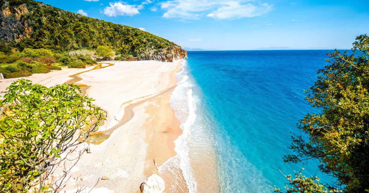 Ksamil Partez sur les bords de la mer Adriatique en Albanie et profitez de moments inoubliables sur la plage de Ksamil. Eau limpide, plage d'une blancheur immaculée, météo très clémente et fréquentation limitée au minimum sont au menu de cette plage (encore) peu connue. Et pourtant, elle n'en demeure pas moins magnifique. Le village de Ksamil vaut par ailleurs vraiment la balade, alors qu'attendez-vous ?