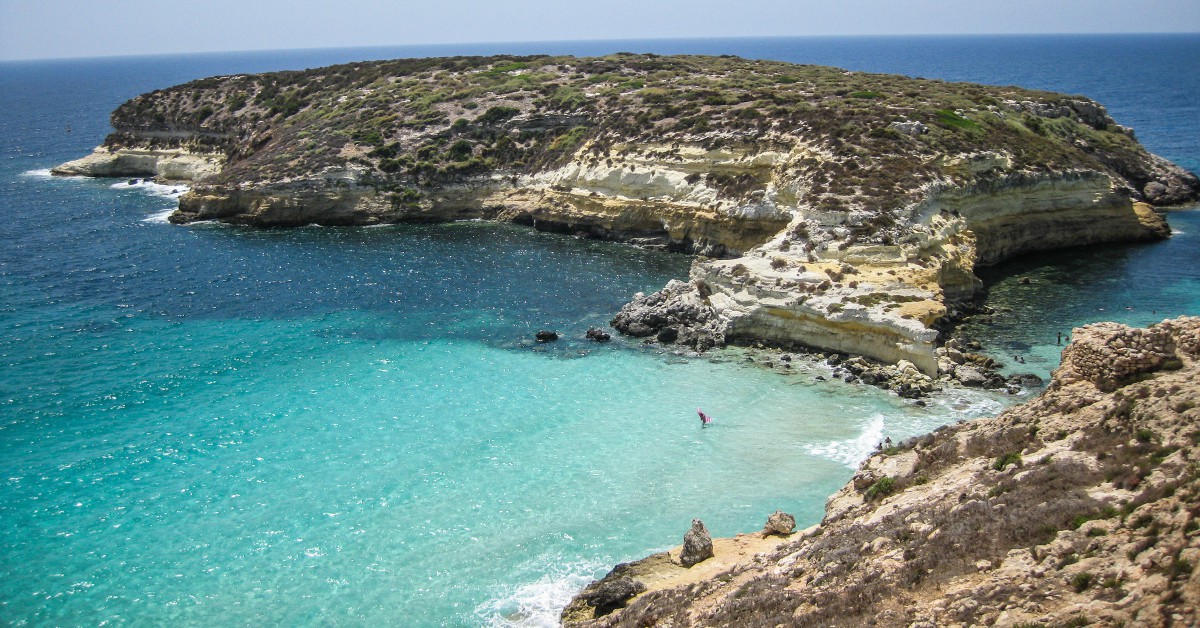 La plage des Lapins Direction la Sicile à présent pour découvrir une plage connue des initiés : la plage des Lapins. Située sur l'île de Lampedusa, la plage a des airs de bout du monde avec son eau turquoise, chaude et translucide, son rivage intact et son sable si fin. Une plage courue en pleine saison mais qui vaut encore et toujours le détour tant le mot farniente y prend tout son sens.