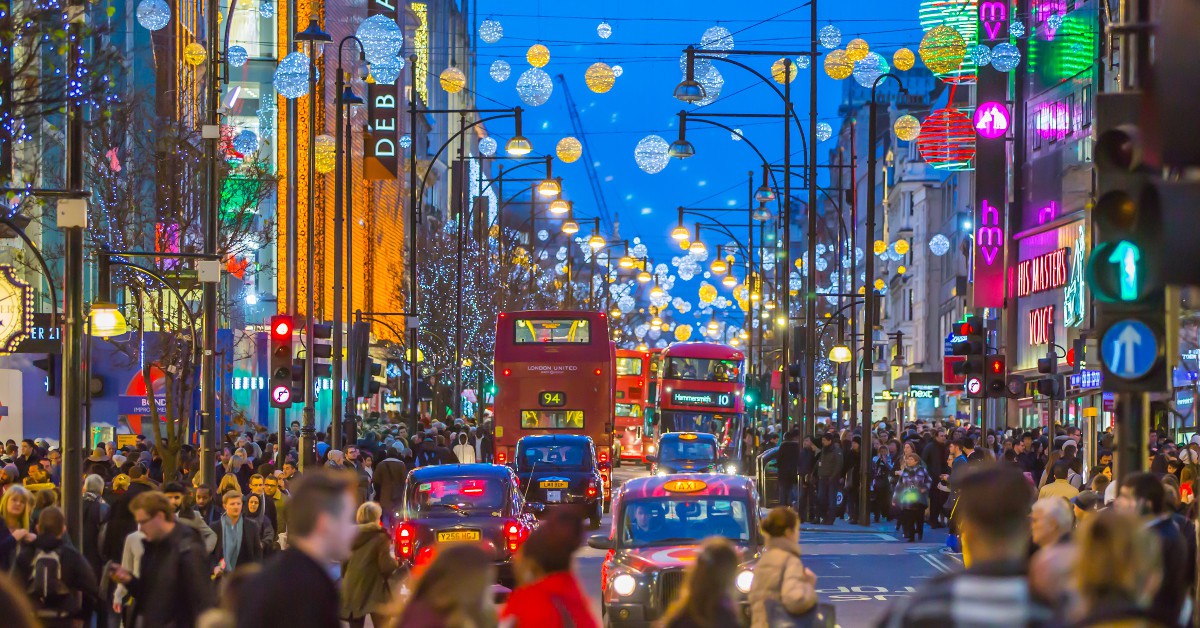 <b>Londres</b><br><br>  Si Londres est une destination idéale pour un week-end en amoureux, la capitale britannique l'est peut-être encore plus pour les célibataires. Car cosmopolite et ultra active par nature, Londres fourmille de belles filles et de beaux mecs et ne dort jamais ! De Camdem Town en passant par Soho jusqu'à des quartiers comme Angel ou encore Brixton et Hampstead pour un côté plus huppé, vous ne saurez plus où donner de la tête. Chaque quartier de Londres est une petite ville à part entière et les occasions de faire la fête et d'y rencontrer du monde venu des quatre coins du globe ne manquent vraiment pas !