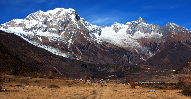 <b>Manaslu Mountain Trail Race au Népal</b><br /> Il s’agit d’un des plus grands treks de l’Himalaya : 240km, 7 étapes effectuées en 10 jours ! Pourquoi autant de temps ? Parce que le sommet de Manaslu est à 8156m de hauteur, donc l’air sur place est légèrement raréfié ! Là, on fait un plongeon dans la culture bouddhiste : il n’est pas rare de croiser des moines lors de votre périple, on longe des glaciers gigantesques et on loge dans des temples anciens et donc tout à fait typiques. Pour participer à ce voyage ayant lieu en novembre, il n’y a pas réellement de sélection. L’organisation vous demande seulement d’être aussi prêt que pour courir un marathon.</b>
