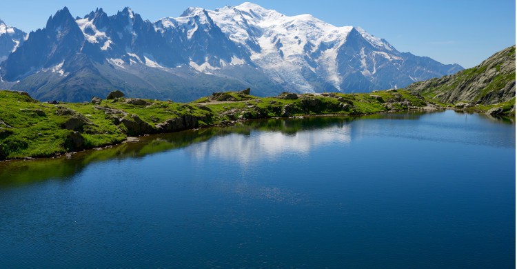L'Ultra-Trail du Mont-Blanc « Cocorico » ! L’un des plus difficiles, mais aussi des plus beaux parcours au monde se trouve en France. Seulement la moitié des participants arrivent à parcourir entièrement ces 168km de sentier autour du Mont-Blanc. Il faut affronter 9500m de dénivelé positif, afin de parcourir 3 pays en une course : la France, la Suisse et l’Italie. 8000 coureurs se retrouvent à la fin de l’été pour effectuer l’une des 5 courses proposées. Ces parcours alpins sont si réputés qu’en dehors de devoir se qualifier pour y accéder, un tirage au sort des participants est effectué au préalable. Bon courage !