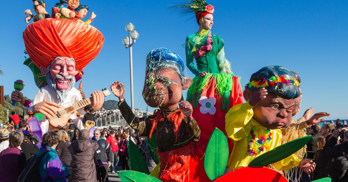 Nice C'est sur la Promenade des Anglais que le célèbre carnaval de Nice se tient chaque année. Un évènement qui remonte au moyen-âge et dont le point d'ogre et la fameuse "Bataille des fleurs" et l'Incinération du Roi. Il a lieu cette année entre le 6 et le 26 février.