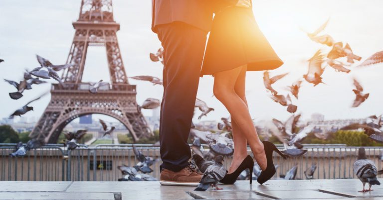 <b>Paris</b><br><br>  Là encore, difficile de zapper la capitale la plus romantique du monde ! Paris restera toujours Paris et une échappée en amoureux y est le gage de très bons moments passés. Partez flâner sur l'Île de la Cité puis allez respirer l'air du village de Montmartre avant de vous hisser tout en haut des marches du Sacré Cœur. Profitez d'une vue à couper le souffle sur toute la ville.