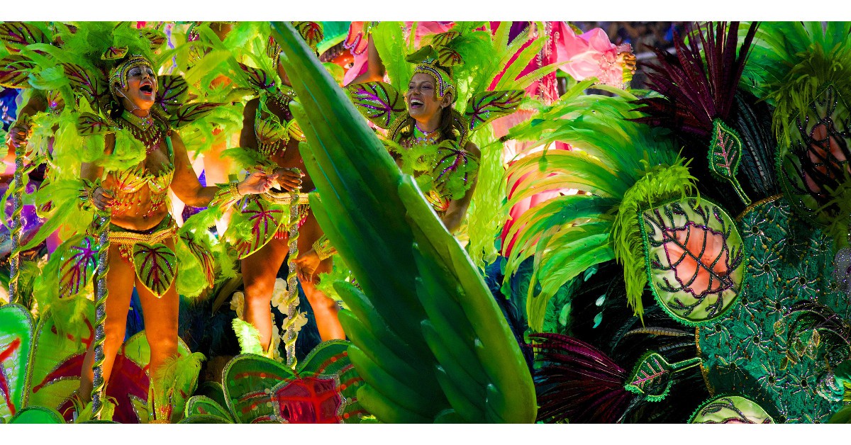 Rio de Janeiro   Le carnaval de Rio est certainement le plus connu et le plus médiatique du monde. C'est aussi le plus fou et le plus coloré avec ses défilés d'écoles de samba, les percussionnistes et autres costumes à plumes haut en couleurs. Comme chaque année, il aura lieu le 28 février.© Nicolas de Camaret - Flikr