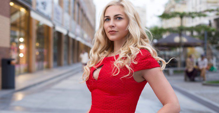 Jeune femme blonde dans les rue de Stockholm - Istock
