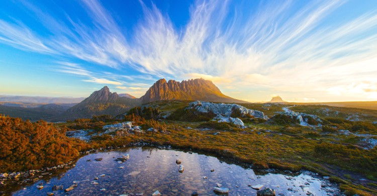 <b>Cradle Mountain Run, en Tasmanie (Australie)</b><br> Cette course de 82km traverse les plus beaux espaces naturels de Tasmanie. Nous comptons parmi eux les lacs Dove et St Clair et comme son nom l’indique, la Cradle Mountain. Elle dure environ 13h et n’accepte qu’entre 60 et 70 coureurs. Il faut pour l’effectuer une endurance de fer, car il n’y a pas d’assistance disponible au cours de la course. Si vous restez téméraire malgré tout, sachez qu’elle a lieu en février et que les inscriptions ouvrent en octobre.