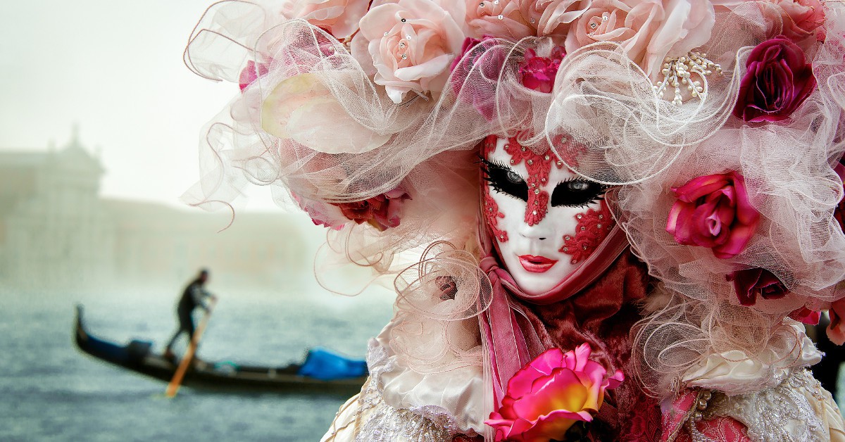 Venise Le carnaval de Venise est issu d'une tradition séculaire puisqu'il remonte à la Renaissance. Cet esprit est encore bien palpable aujourd'hui dans les costumes et masques aussi élégants qu'exubérants que portent les carnavaleux venus parfois du monde entier. Rendez-vous entre le 18 et le 28 février.