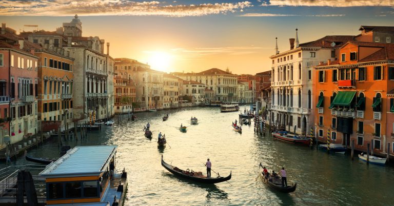  <b>Venise</b><br><br>  Impossible de passer à côté de Venise lorsqu'on pense à la Saint Valentin ! Et il faut bien reconnaître que question romance et balades en amoureux, la ville a toujours autant d'atouts dans sa manche. De la fameuse Place St Marc en passant par une promenade sur le Grand Canal jusqu'à aller s'embrasser sous le Pont de Soupirs, une escapade à Venise reste encore et toujours un moment inoubliable à vivre avec votre moitié.