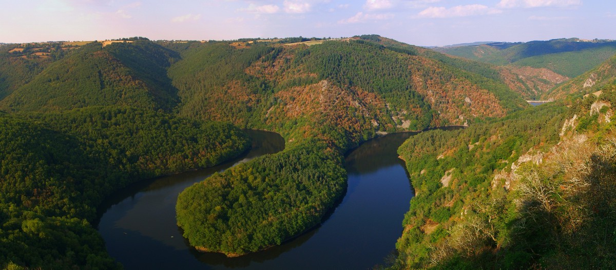 Le Méandre de Queuille En Auvergne, le Méandre de Queuille est l'une des plus belles vues ignorées de France. Ce méandre se caractérise par la forme singulière en boucle du Sioule, ce fleuve qui sillonne entre les monts auvergnats. Un point d'observation en hauteur depuis un belvédère permet de se rendre compte de toute la beauté de la vue.