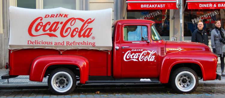 Camion Coca-Cola devant une pharmacie (Istock)