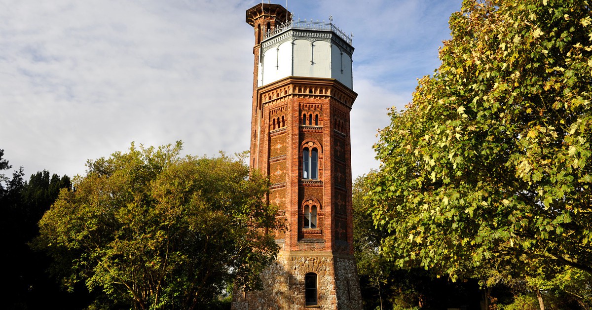 Dans un château d'eau en Angleterre Dans le nord-est de l'Angleterre, à Norfolk, l'Appleton Water Tower est un sublime château d'eau à l'architecture victorienne typique, qui a été transformé en hébergement. Le rez-de-chaussée est désormais la cuisine et la salle à manger, les 1er et 2ème étages sont occupés par des chambres, une salle de bain se trouve au 3ème étage et une terrasse est installée sur le toit de ce bâtiment remarquable. La vue sur la campagne alentour est tout simplement sublime.