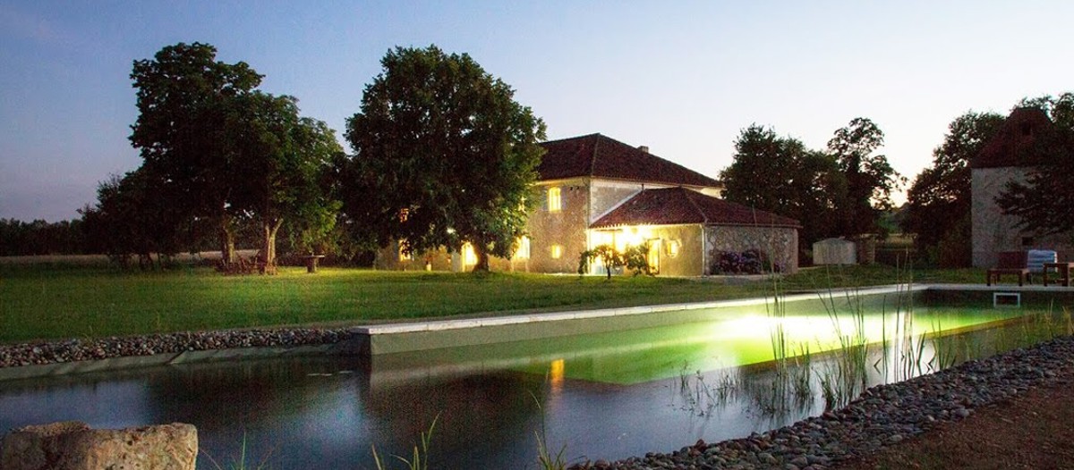 Domaine Au Perisson Cette maison d'hôtes qui fait la part belle à l'éco-tourisme (bassin biologique, piscine naturelle "biotop"...) est située en pleine nature gersoise. De standing assez élevé, elle offre un max' de confort et de très belles prestations avec ses grandes chambres, les lits queen-size et la décoration alliant l'ancien et le moderne. Site web : www.auperisson.fr