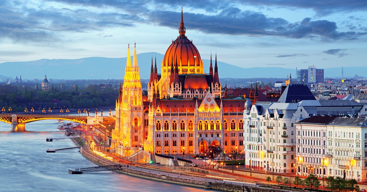 Budapest Partez à la découverte de Budapest en Hongrie pour concilier dépaysement culturel et budget mini. Dans cette magnifique ville qui a fière allure, vous pourrez manger pour environ 3€ par repas, boire une pinte pour 1,50€ et passer une nuit en auberge de jeunesse pour une dizaine d'euros seulement. L'occasion de découvrir l'une des plus belles capitales européennes dans laquelle passe le mythique Danube.