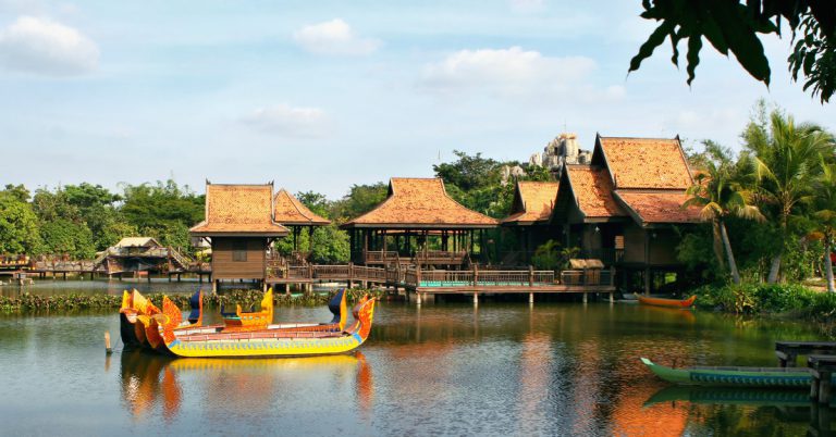 Le Cambodge Dépaysement total garanti avec le Cambodge ! Ceux qui sont allés au moins une fois en Asie du Sud-est savent à quel point on en revient changé. Le Cambodge vous promet de sublimes moments passés à visiter les fameux temples d'Angkor et bien sûr à vous dorer la pilule sur l'une des plages de ce splendide pays où l'accueil des locaux est toujours à la hauteur de nos attentes. En prime, la vie y est particulièrement bon marché : vous y mangerez pour moins de 3€ dans un resto local, y boirez une bière pour 1€ max' et pourrez dormir dans un hôtel à partir d'une trentaine d'euros par nuit.