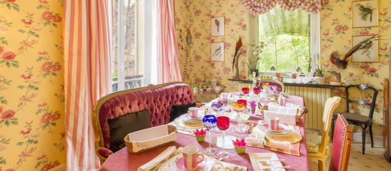 Villa Carioca La Villa Carioca est une propriété du 19ième siècle située en Île-de-France, à Maisons-Laffitte. Tout l'intérieur de cette bâtisse bourgeoise est décoré dans le style Napoléon III, avec une touche bien agréable de luxe et de raffinement. Une vie de château vous y attend dans une des trois belles et grandes chambres du lieu. Site web : www.villacarioca.fr