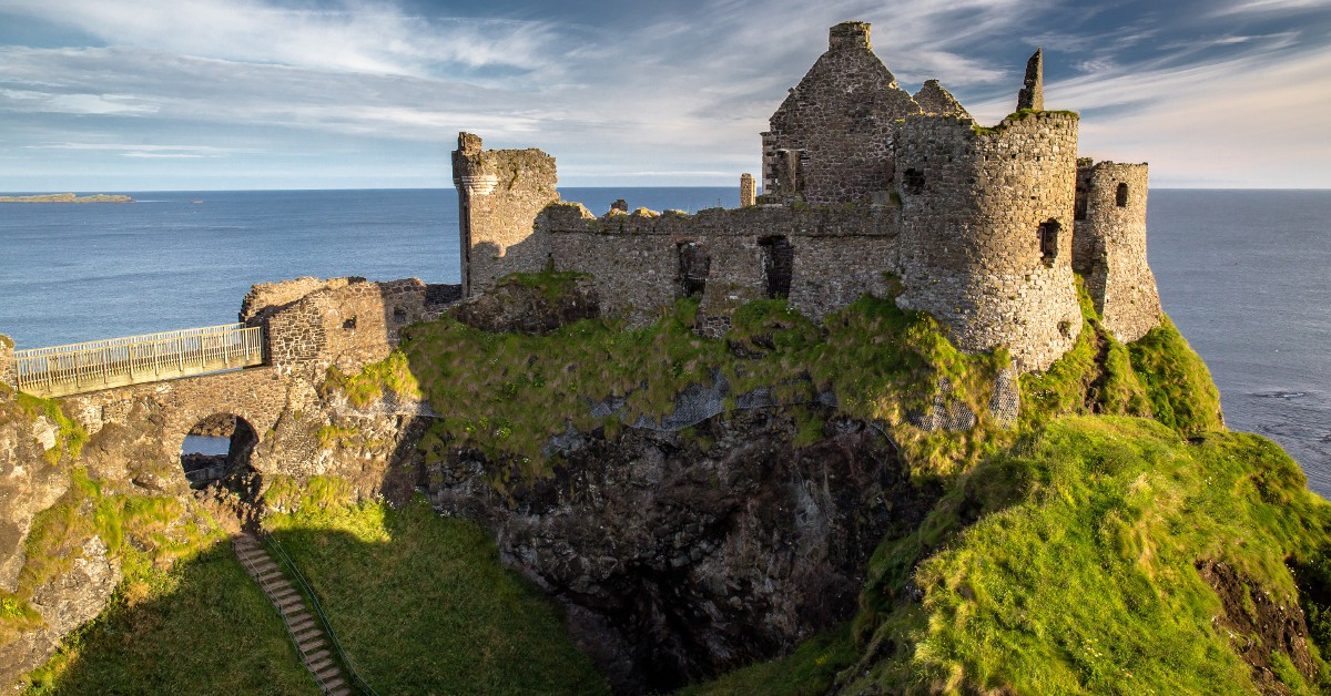 Le Château de Barbe-Bleue En Vendée, le Château de Tiffauges est connu des amateurs de sueurs froides car l'histoire raconte qu'il a été la demeure du terrible et sanguinaire comte Barbe-Bleue, surnom donné à Gilles de Rais dont la légende veut qu'il aurait tué nombre de ses femmes. Il reviendrait ainsi chaque nuit déambuler dans les ruines de son ancienne demeure.
