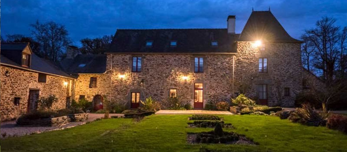 Manoir le Courtillon En Bretagne, le Manoir du Courtillon ravira ceux et celles en recherche d'un cadre typique et traditionnel. Ici la vieille pierre et le bois dominent et donnent un charme indéniable à l'ensemble. Une maison d'hôtes implantée dans un parc arboré splendide et qui est située à quelques encablures de la fameuse forêt de Brocéliande. Site web : www.lecourtillon.com