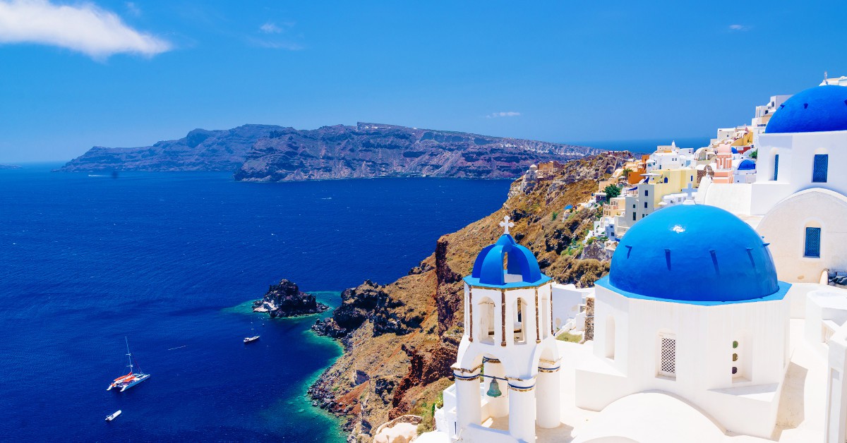 La Grèce Changement de cap pour une destination des plus ensoleillées : la Grèce. Si les îles les plus courues comme Santorin dans les Cyclades sont devenues assez chères, d'autres plus calmes restent plus qu'abordables. C'est le cas notamment de Paros et de Skiathos où vous pourrez manger pour 10€ dans des spots bon marché et boire un coup pour 2-3€. Vous y trouverez également des chambres d'hôtel aux alentours d'une trentaine d'euros la nuit. Et surtout, vous profiterez d'une météo plus que clémente, d'une eau de baignade chaude et d'un soleil à volonté !