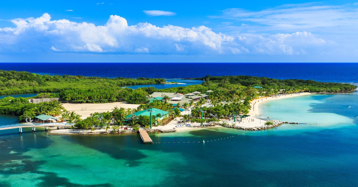 Le Honduras Les amoureux de l'éco-tourisme trouveront leur bonheur en Amérique Centrale, et plus particulièrement au Honduras. Vivez tel un Robinson immergé en pleine nature et goûtez au temps qui passe lentement pour votre plus grand bonheur. Douceur, chaleur, soleil, flore majestueuse, faune omniprésente... le Honduras vous promet tout ça ! En bonus, le spot reste encore très accessible en termes de budget : 5€ le repas dans un resto bon marché, 65€ la nuit en moyenne dans un hôtel 3 étoiles et moins d'1€ la binouze locale. 
