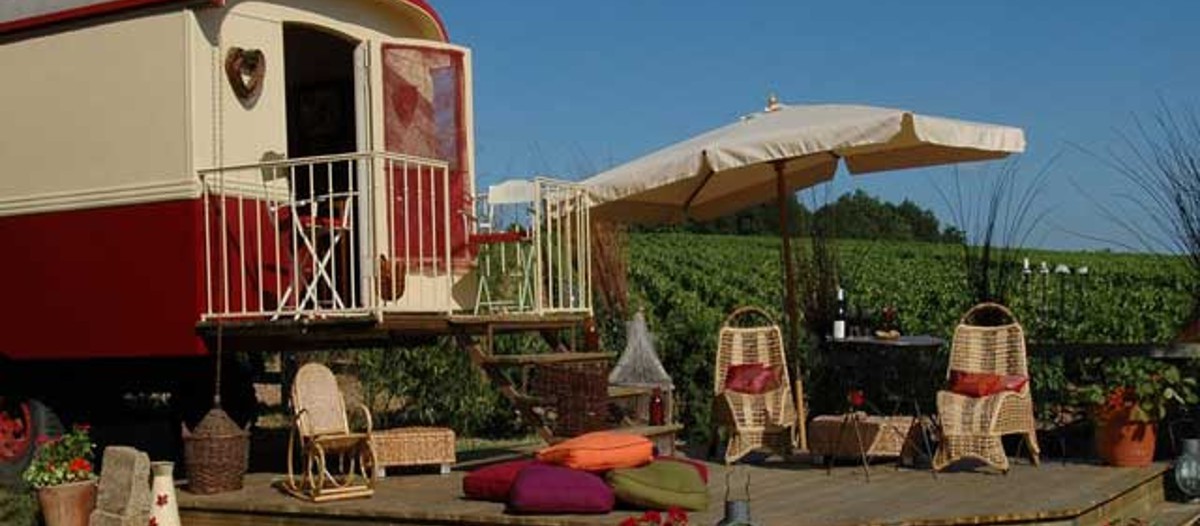 Le Paradis de Marie Avec un nom comme ça, difficile de faire plus reposant ! Le Paradis de Marie est une maison d'hôtes implantée à St Amour en Bourgogne, dans une demeure en pierre entièrement rénovée. Le cadre naturel alentour est exceptionnel. Vous apprécierez la décoration typique de l'une des chambres et pourrez dormir dans la "roulotte bohème" pour une nuit insolite.